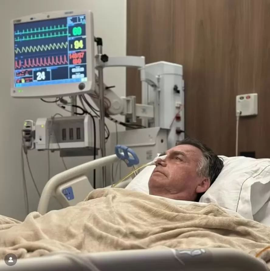 Carlos Bolsonaro posta foto do pai em hospital e diz que médicos avaliam necessidade de novos procedimentos