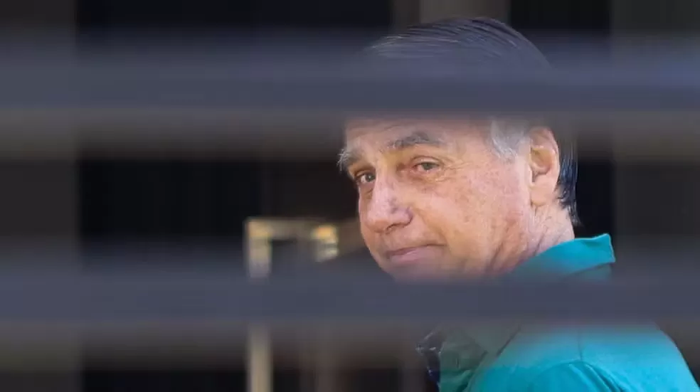 Bolsonaro precisou de novo procedimento após ter forte crise de soluço que o impedia de dormir