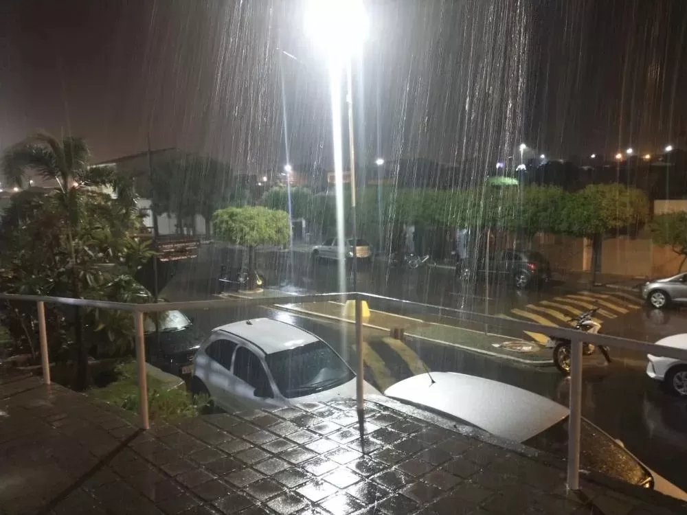 Volta a chover no Sertão paraibano; cidade de Malta registra chuva forte na noite deste sábado (27)