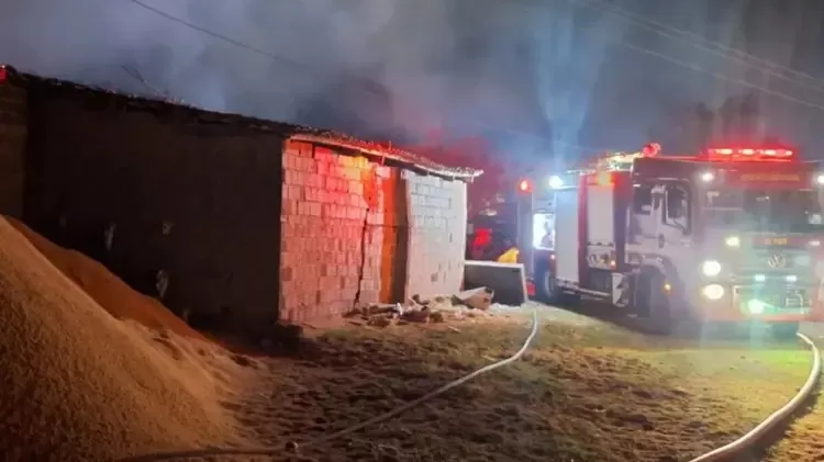 Incêndio atinge depósito de arroz na madrugada deste domingo (28) no Núcleo 2 em Sousa 