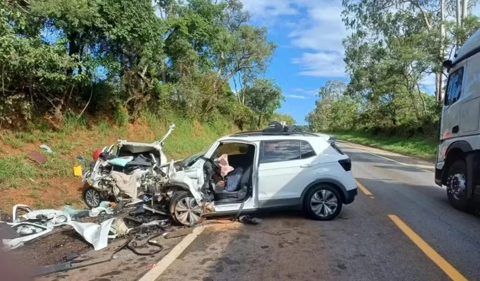 Acidente em rodovia em MG mata cinco pessoas, quatro da mesma família; crianças de 4 e 8 anos são vítimas