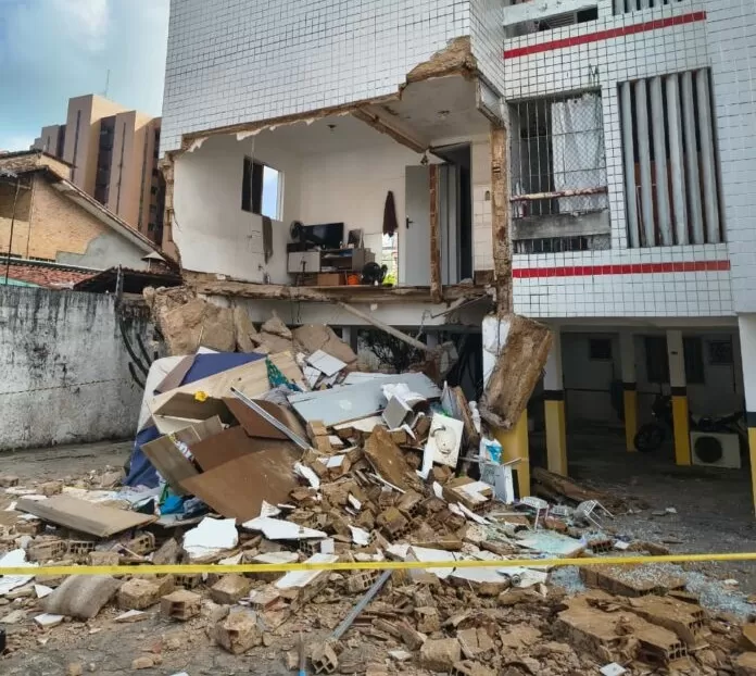Prédio é interditado após desabamento de apartamento no bairro do Bessa, em João Pessoa