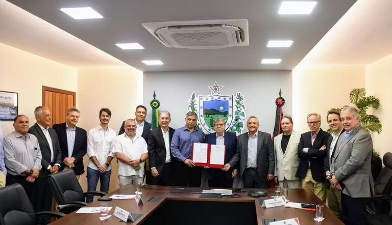 João Azevedo autoriza venda direta de álcool das usinas para postos e medida deve reduzir preço dos combustíveis