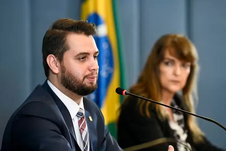 Polícia Federal prende Filipe Martins, ex-assessor de Bolsonaro condenado na trama golpista