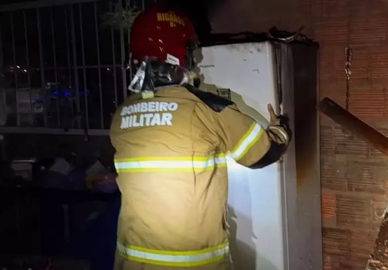 Incêndio atinge residência na cidade de Lagoa (Sertão da Paraíba) na noite desta quinta-feira (1º)