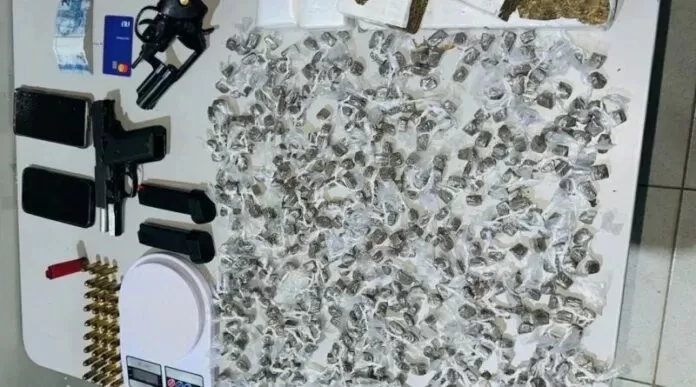 Suspeitos de homicídio são presos com armas e drogas em Serra Branca