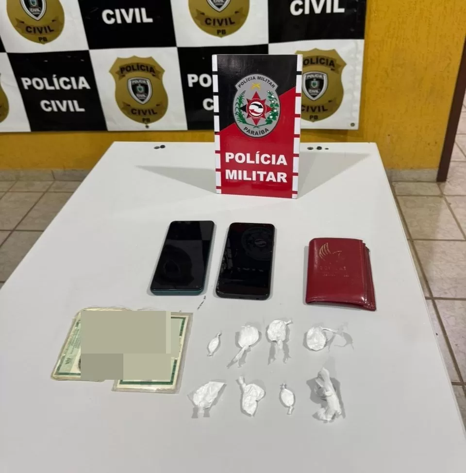 Ação da Polícia Militar neste sábado (3) apreende drogas e conduz dupla à delegacia, em Catolé do Rocha
