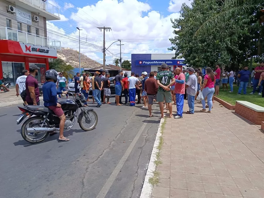 Homem é executado a tiros por volta do meio dia desta quinta (8), na Praça Sérgio Maia, no Centro de Catolé do Rocha