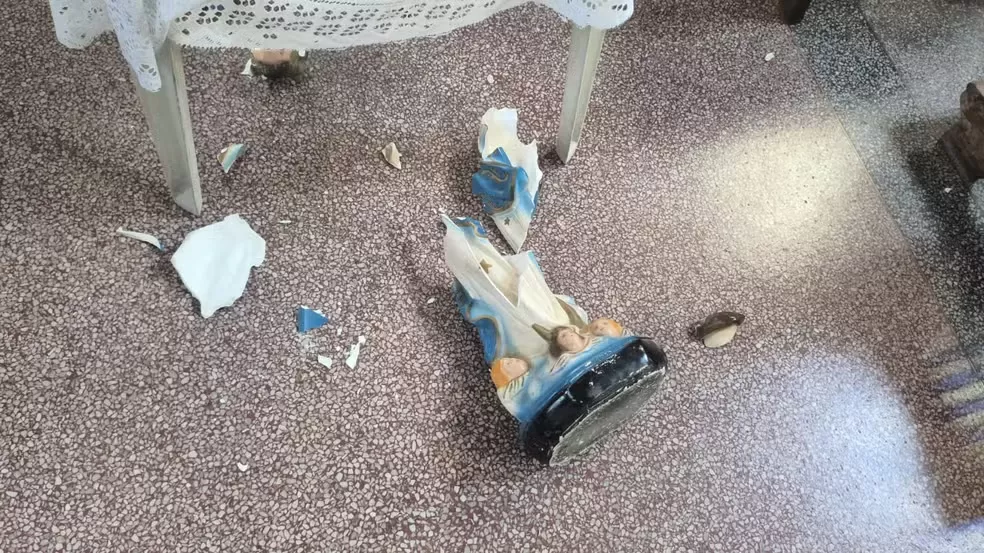 Mulher destrói imagem de Nossa Senhora e agride sacristão dentro de igreja