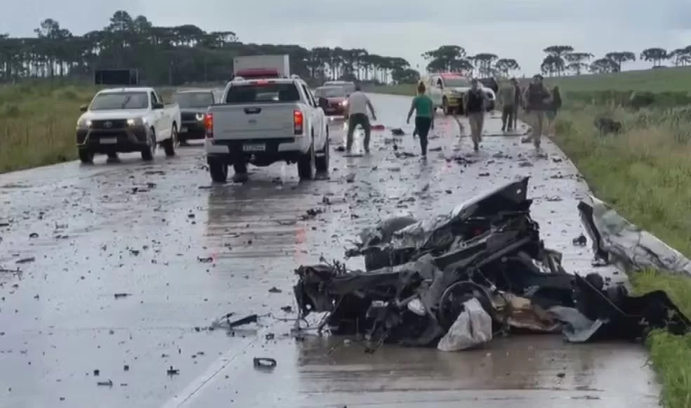 Carro parte ao meio e fica completamente destruído após batida envolvendo caminhão carregado de madeira