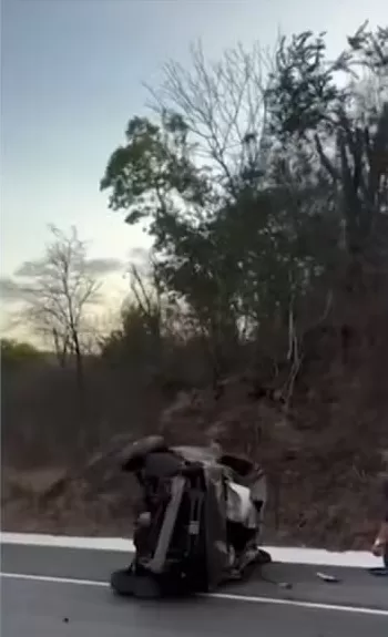 Uma pessoa morre e três ficam feridas após carro capotar, em Campina Grande