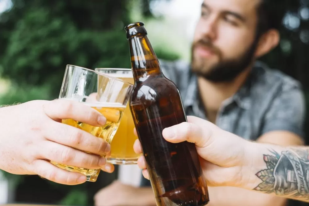 Consumo de álcool entre jovens de 18 a 24 anos cai drasticamente no Brasil, aponta levantamento