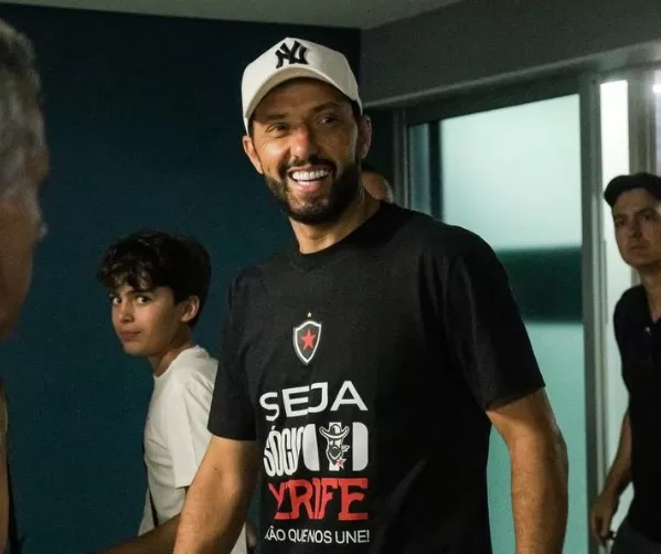Nenê desembarca na Paraíba e é recebido com festa pela torcida do Botafogo-PB