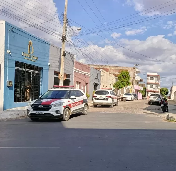 Loja de Joias é roubada em plena tarde desta segunda-feira (12), no Centro de Catolé do Rocha 