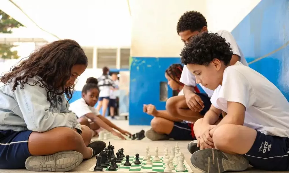 MEC fará pesquisa sobre impacto da restrição de celular nas escolas 
