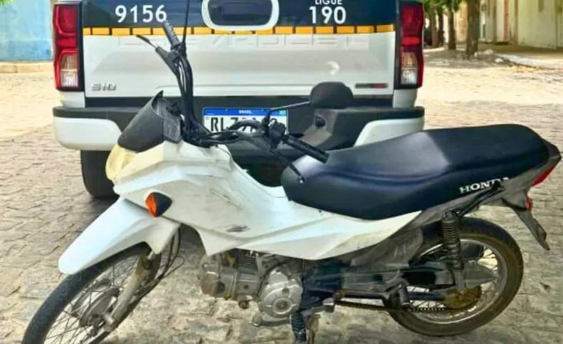 Na cidade de São Bento, Polícia Militar recuperou na tarde deste sábado (17), mais uma motocicleta roubada