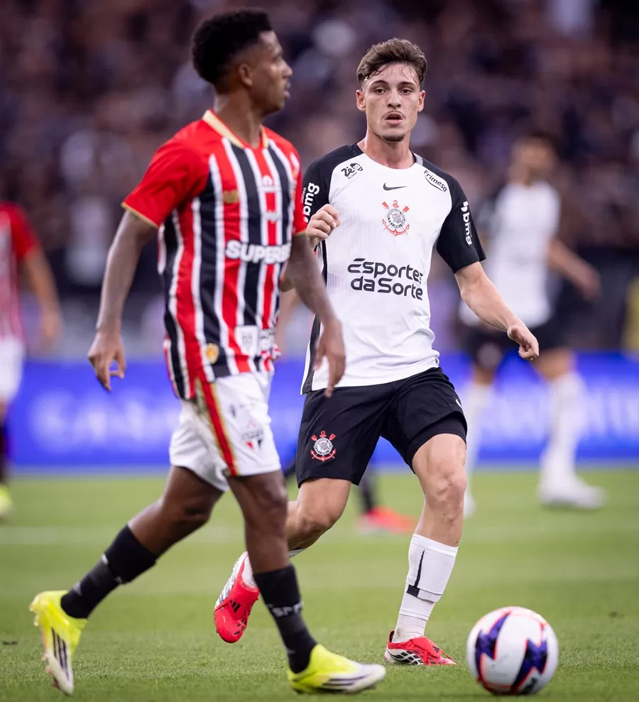 Corinthians marca no fim e empata clássico com o São Paulo em Itaquera