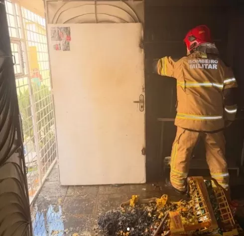 Incêndio em depósito de mercadinho mobiliza Corpo de Bombeiros na cidade de Pombal (PB)