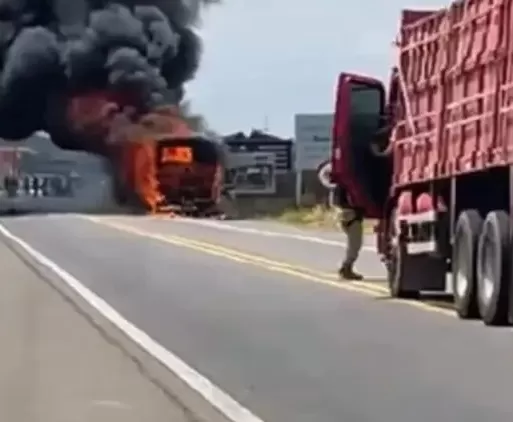 Incêndio atinge ônibus e veículo fica destruído na BR-230, em Sousa, no Sertão da Paraíba