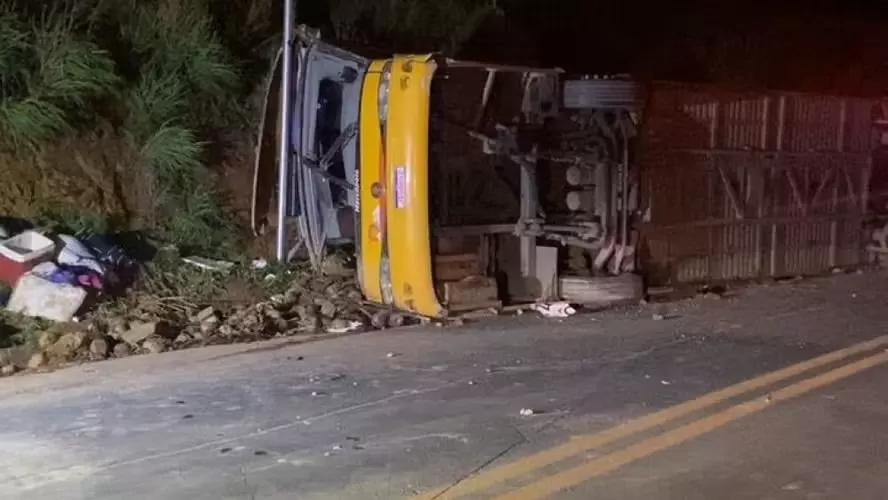 Cinco pessoas morrem após ônibus de turismo tombar na BR-251, em MG