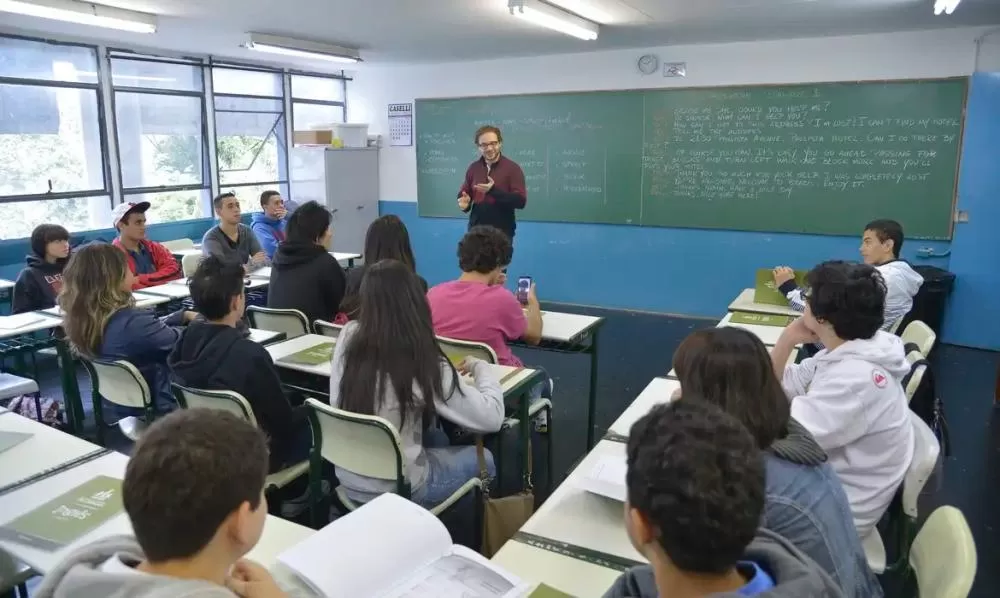 Presidente Lula assina MP que prevê reajuste de 5,4% no piso dos professores