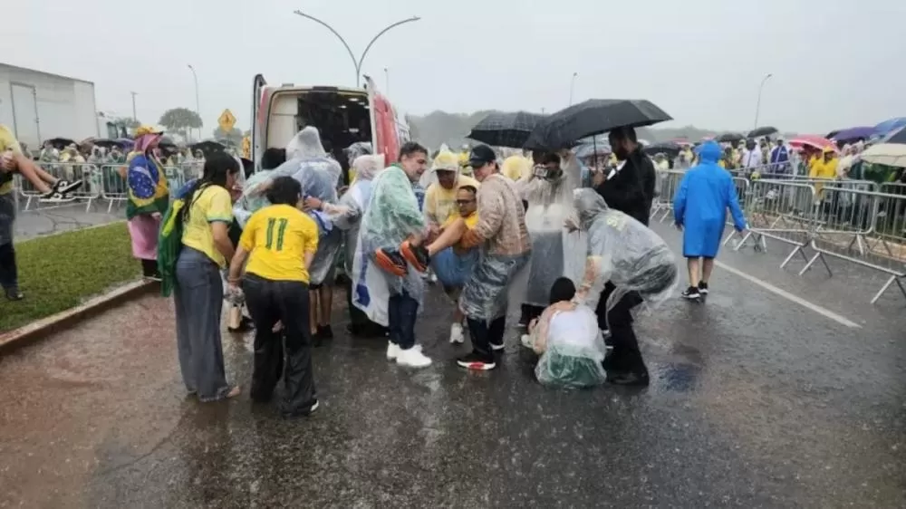 Raio atinge caminhada de Nikolas Ferreira em Brasília e 89 pessoas precisam ser socorridas