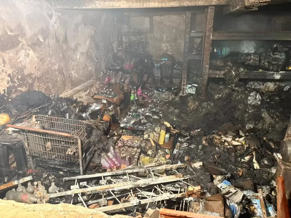 Incêndio na tarde desta segunda-feira (2) destrói mercado em Campina Grande
