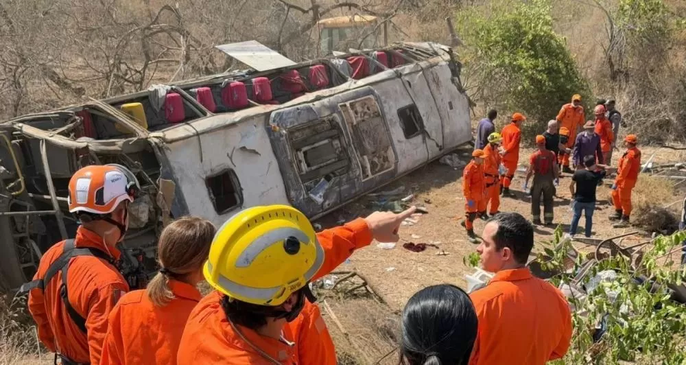 Ônibus com romeiros capota na manhã dessa terça-feira (3) e deixa 16 mortos e feridos em Alagoas