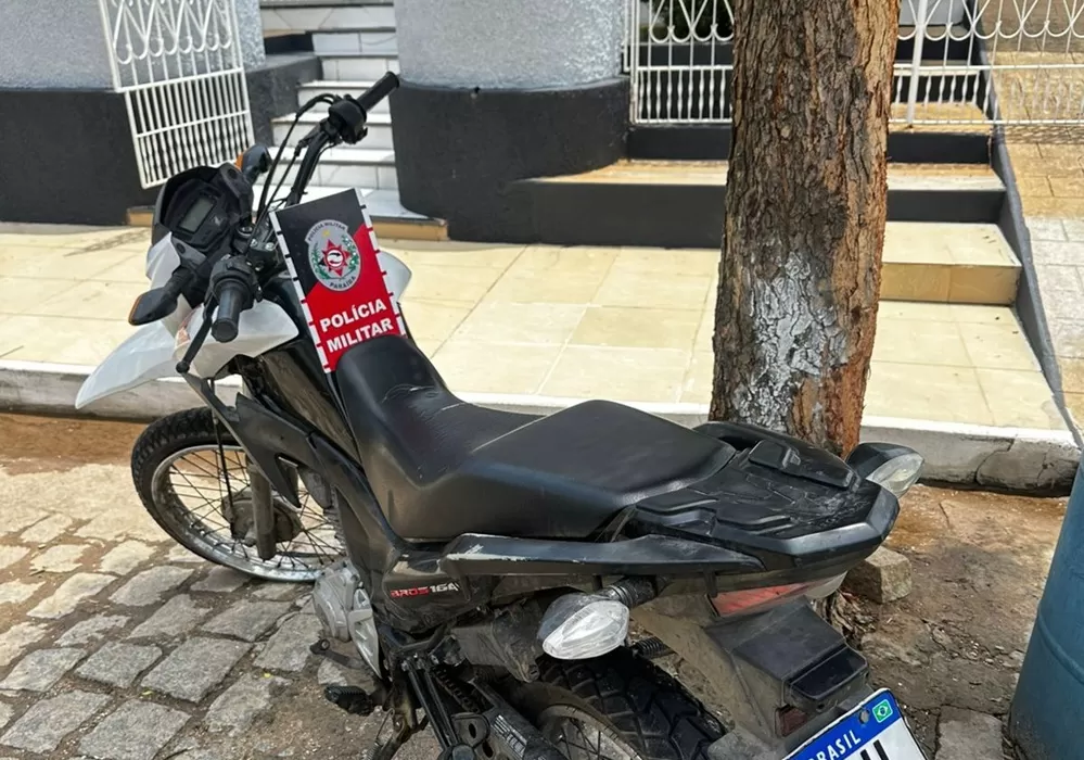 Polícia Militar apreende motocicleta com sinais identificadores adulterados, na cidade de São Bento