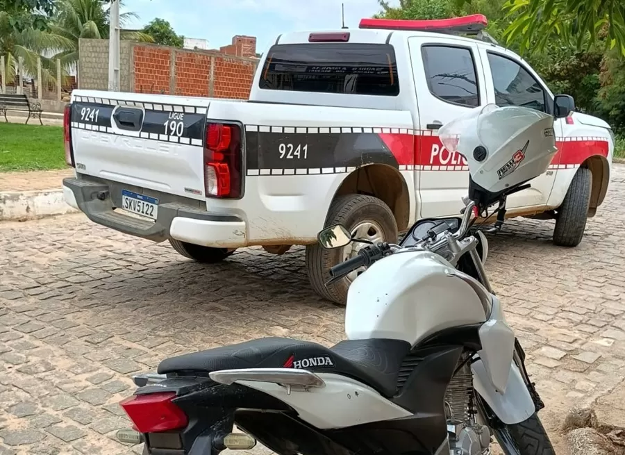 Polícia Militar apreende motocicleta com sinais identificadores adulterados, na cidade de Catolé do Rocha