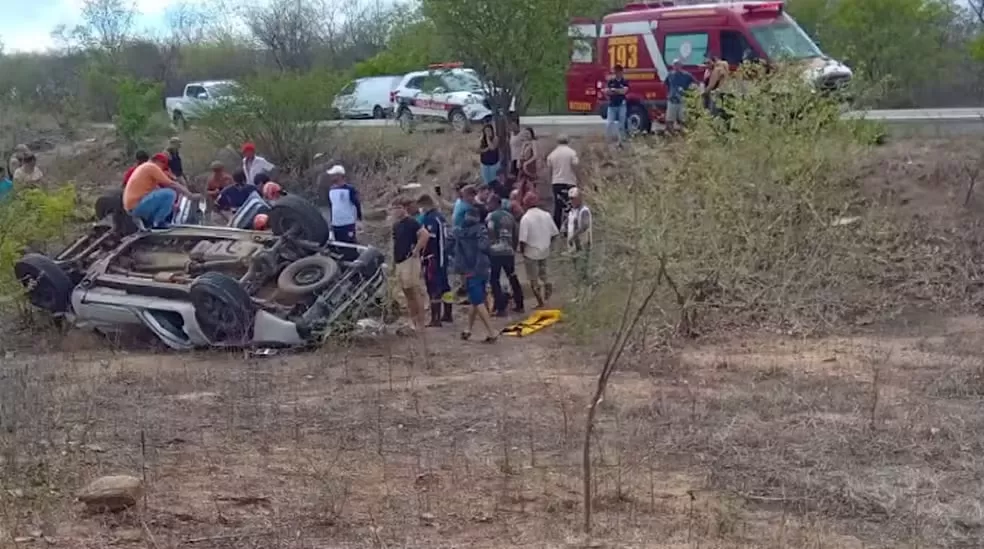 Capotamento deixa uma pessoa morta e várias outras feridas em Pombal, no Sertão da Paraíba
