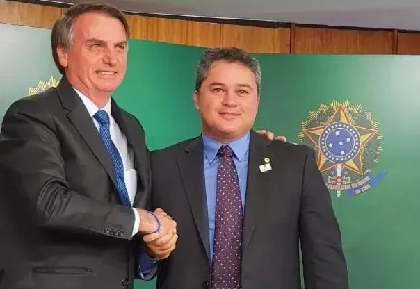 Ex-presiente Bolsonaro convida Efraim para o PL, que ainda aguarda desfecho da federação