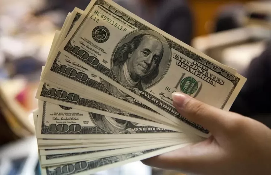 Dólar fecha em R$ 5,18 e vai ao menor patamar desde maio de 2024; Ibovespa avança