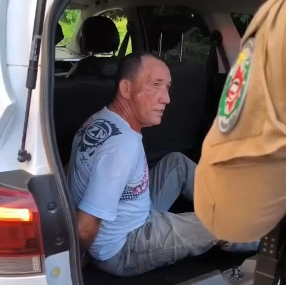 Homem é preso suspeito de matar irmão a facadas por extorsão com a mãe, em João Pessoa