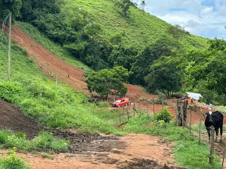 Família morre soterrada após açude estourar e levar parte de casa, na Zona da Mata mineira