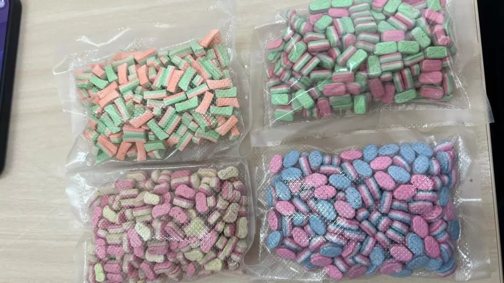 Mulher é presa suspeita de receber encomenda com mil compridos ecstasy, em Campina Grande