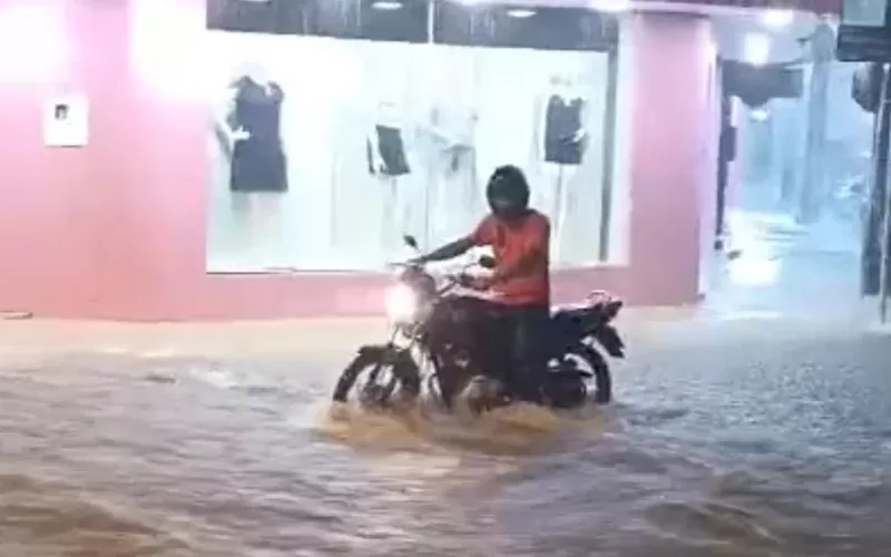 Chuvas intensas alagam ruas e fazem Açude Grande sangrar em Cajazeiras