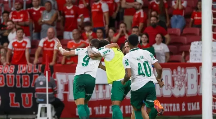 Palmeiras passeia, faz 5 a 1 no Vitória e ganha a primeira no Brasileirão