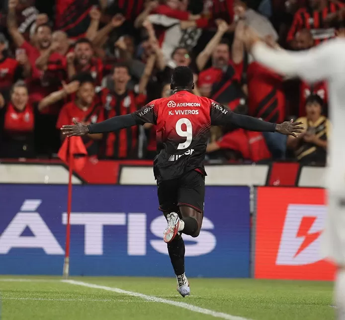 Athletico vence Santos com gol no fim e segue 100% no Brasileirão