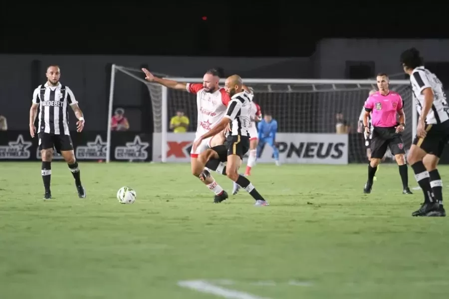 Com três gols de Silvano, Treze bate o Esporte de Patos e volta ao G-4