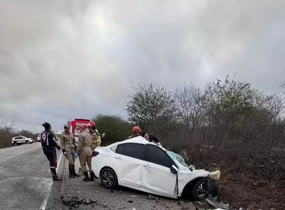 Pai, mãe e filho estão entre as vítimas de acidente entre carro e carreta que deixou cinco mortos na BR-230, na PB