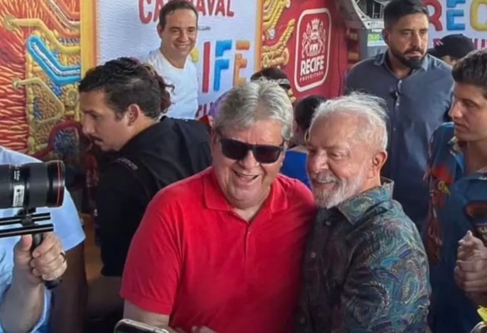 Ao lado do presidente Lula, João Azevêdo prestigia desfile do Galo da Madrugada, em Recife