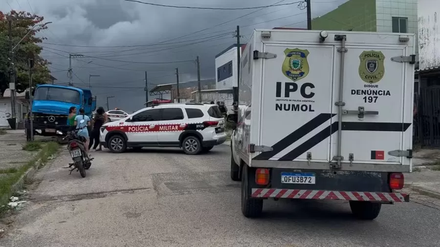 Adolescente de 17 anos é morto a tiros e pedradas em frente a escola, na tarde deste sábado (14)