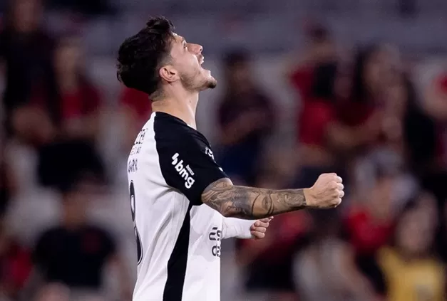 Corinthians bate o Athletico-PR na Arena da Baixada e encosta nos líderes do Brasileirão 
