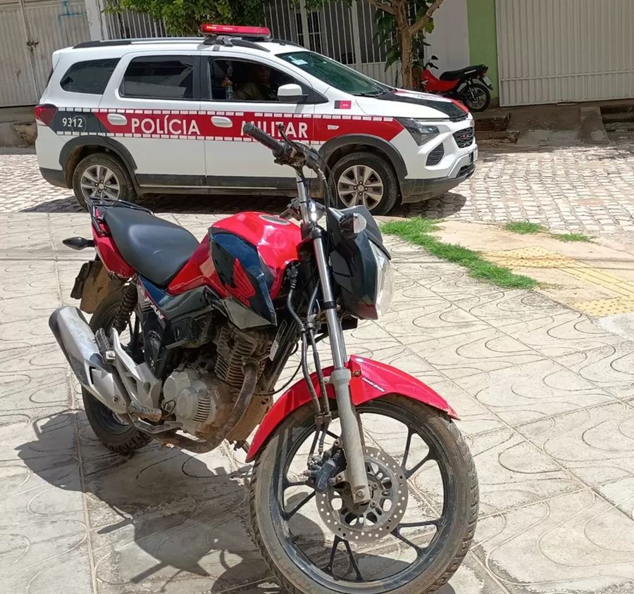 Polícia Militar apreende moto com sinais identificadores adulterados, no bairro da Várzea, em Catolé do Rocha
