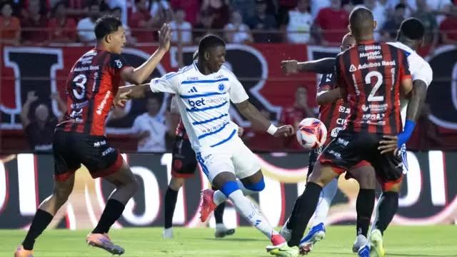 Cruzeiro vence Pouso Alegre e abre vantagem na semifinal do Mineiro