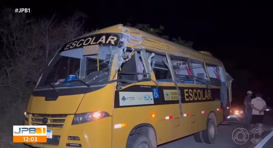 Acidente entre ônibus escolar e carreta na BR-230 entre as cidades de Pombal e Aparecida, deixa nove pessoas feridas 