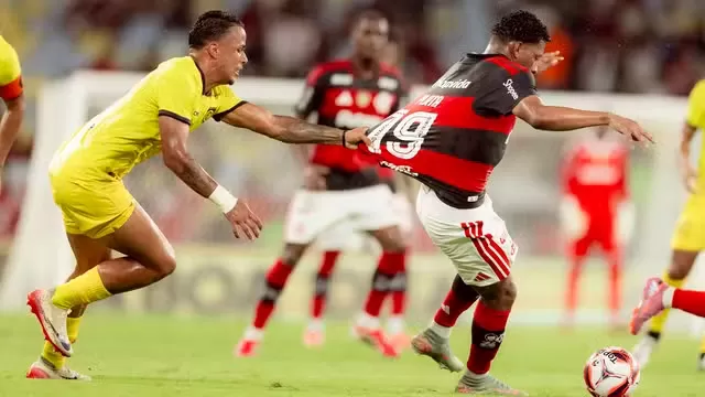 Flamengo melhora no segundo tempo, vence o Madureira e fica perto da final do Carioca