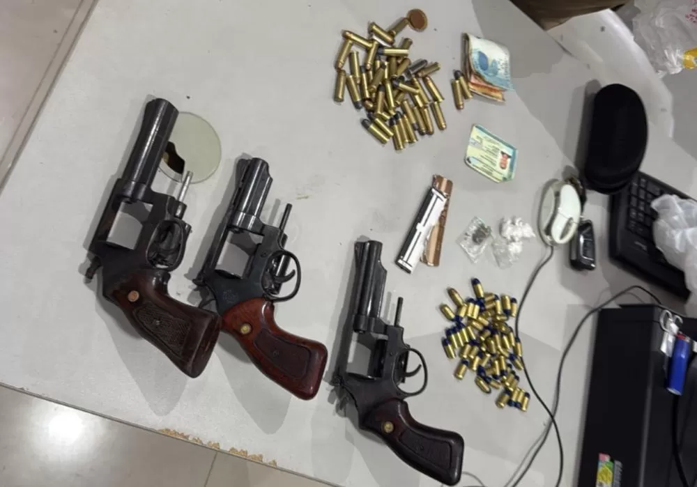 Polícia Militar prende cinco suspeitos com armas e frustra ataque a tiros na noite deste domingo (22), em Itabaiana
