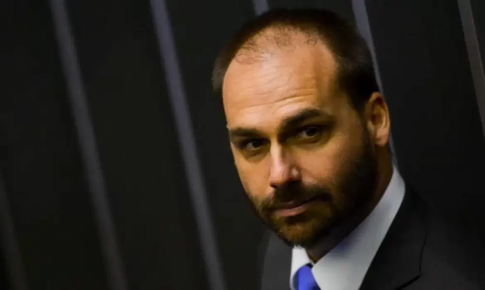 Alexandre de Moraes manda notificar Eduardo Bolsonaro sobre abertura de ação penal 